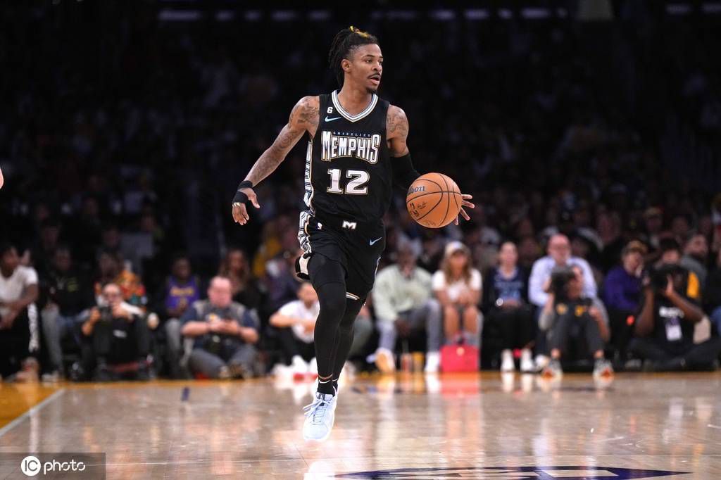 战报莫兰特复出34+8送压哨绝杀!灰熊24分神逆转鹈鹕NBA新赛季常规赛继续进行，孟菲斯灰熊队（7胜19负）翻盘终止连败。