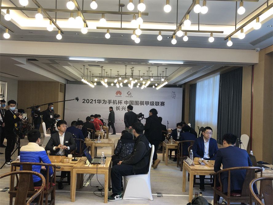 　　　　起头看时，觉得片子是从孩子的视角来说故事的，后来细想一想，应当是一个长年夜成人后的我的回想吧，影片那泛黄的底色，怀旧的发型，复古的音乐，无一不是被记忆镀了金的，而影片中一个个闪光的细节，更是我记忆中的宝石，只有在浮沉历练以后，才能在浩大如沙的回想中熠熠生辉。